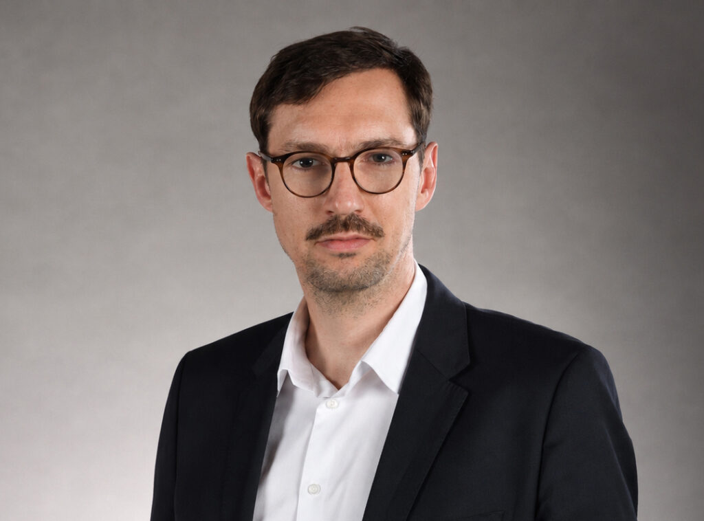 Wojciech Szymański guckt in die Kamera